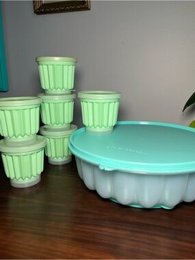 Iconic vintage Tupperware fluted Jello mold set with 6 individual mold.